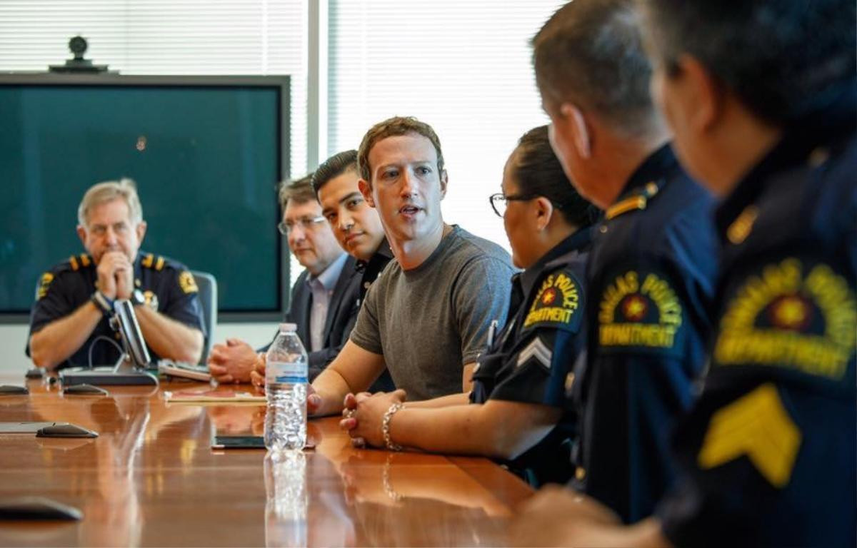 Cuộc đời, sự nghiệp đầy thăng trầm và không ít lùm xùm của Mark Zuckerberg Ảnh 37