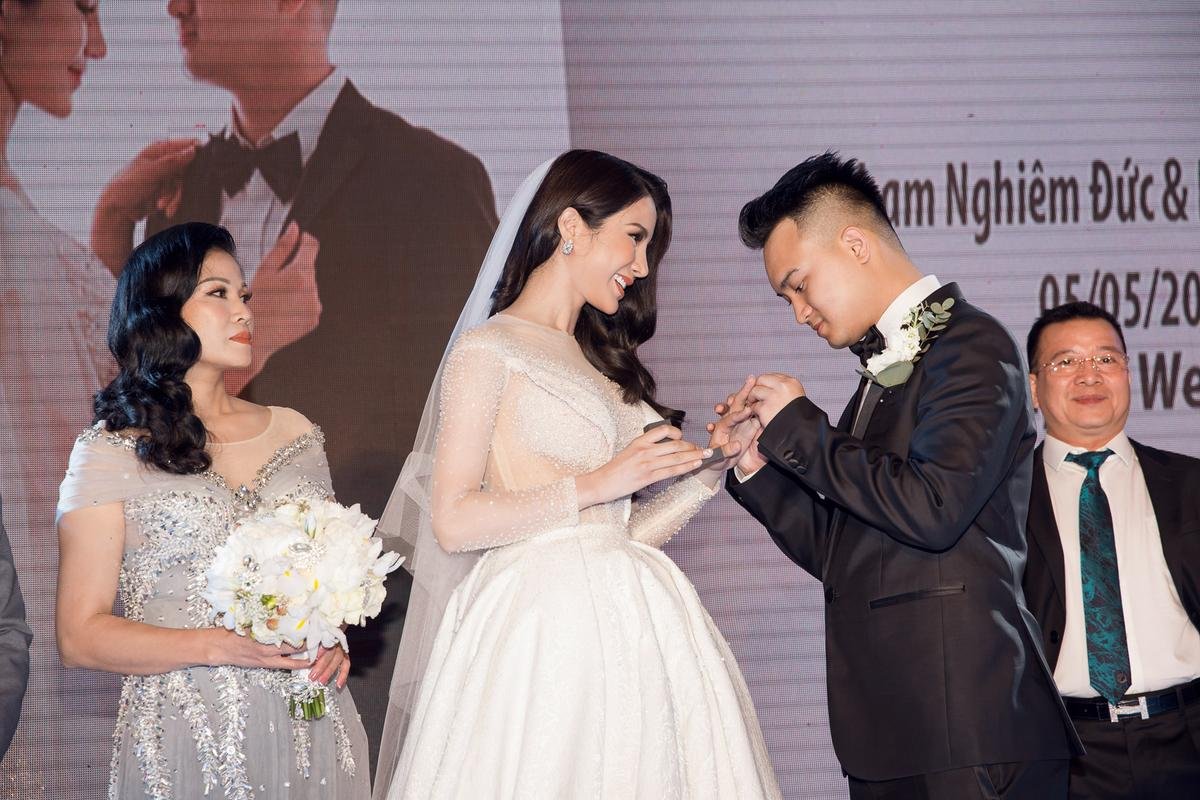 Diệp Lâm Anh: Hành trình tìm chỗ đứng trong showbiz và cái kết viên mãn với chồng thiếu gia Ảnh 19