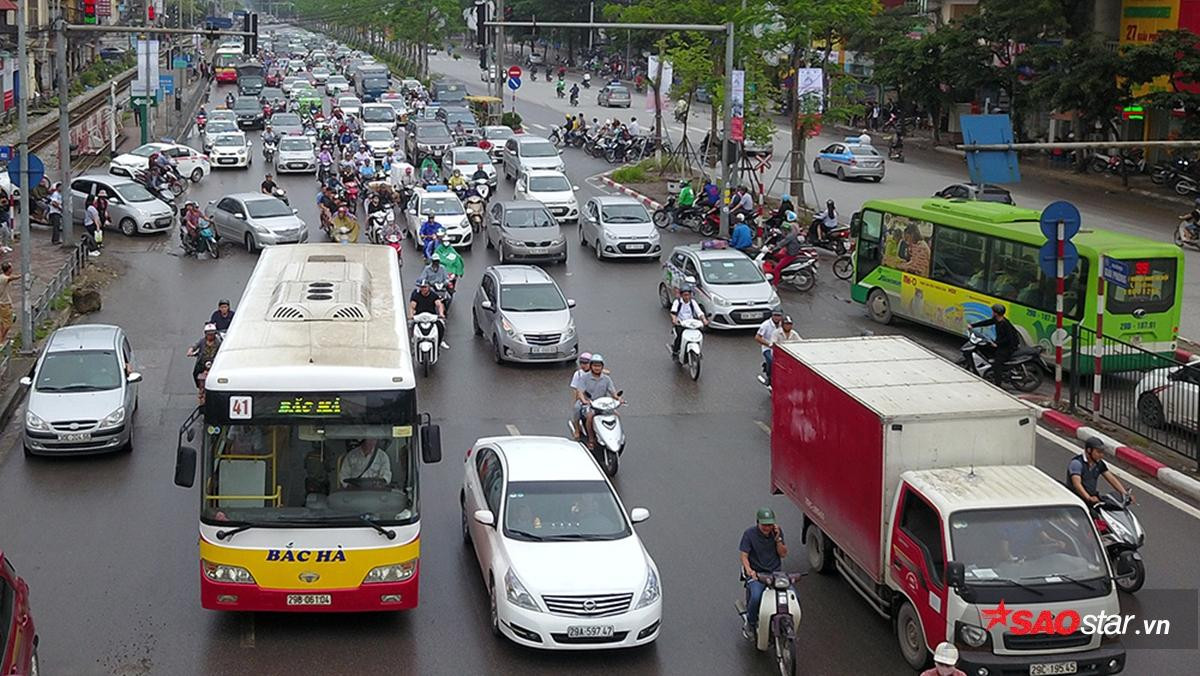 Người dân ùn ùn rủ nhau đi nghỉ lễ, mọi ngả đường quanh Thủ đô đều kẹt cứng Ảnh 6