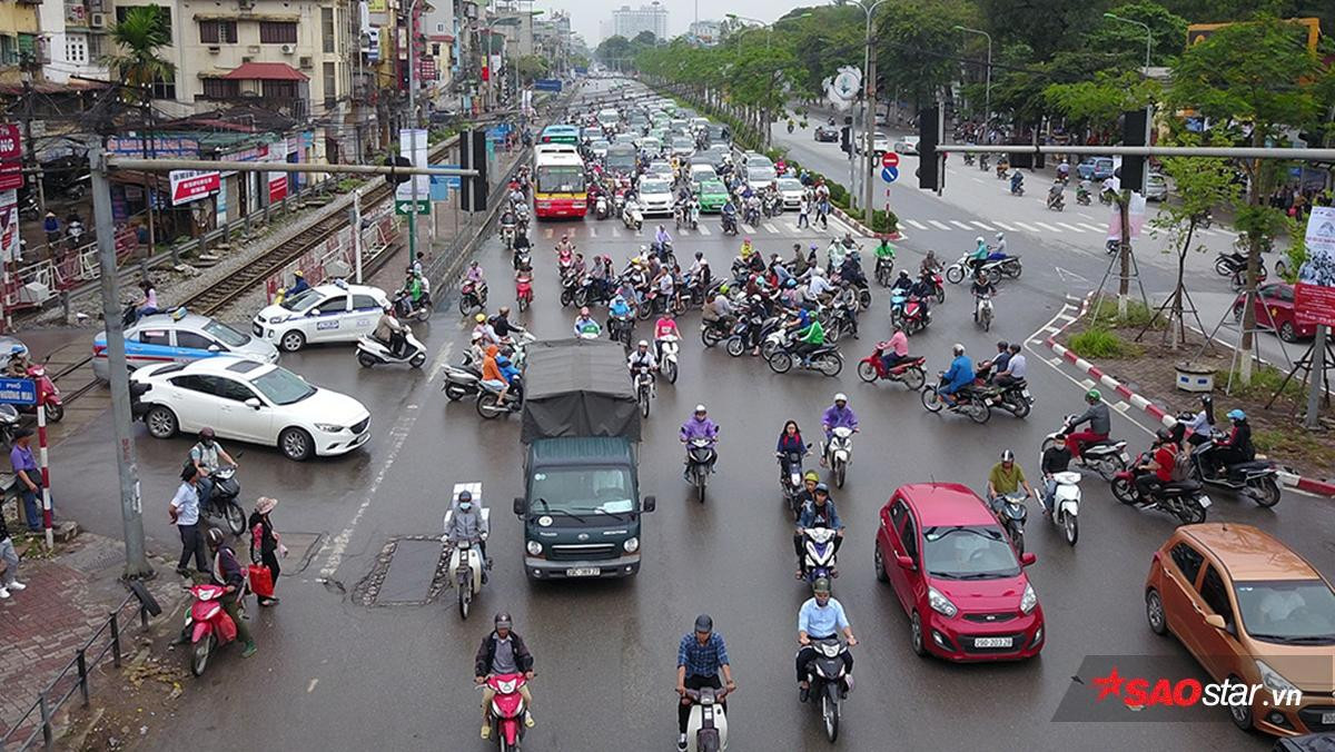 Người dân ùn ùn rủ nhau đi nghỉ lễ, mọi ngả đường quanh Thủ đô đều kẹt cứng Ảnh 5