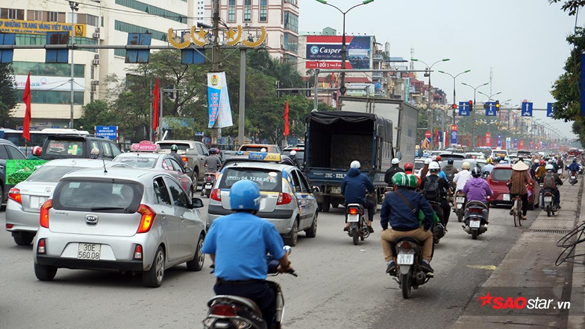 Người dân ùn ùn rủ nhau đi nghỉ lễ, mọi ngả đường quanh Thủ đô đều kẹt cứng Ảnh 2