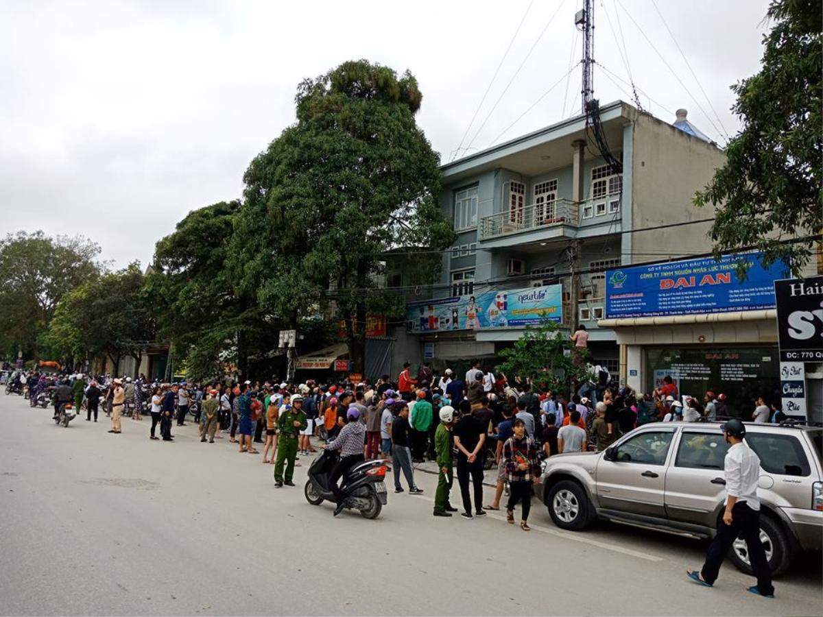 Hàng trăm người dân vây kín xem công an khám xét trụ sở nghi tụ điểm 'Hội Thánh Đức Chúa Trời' Ảnh 1