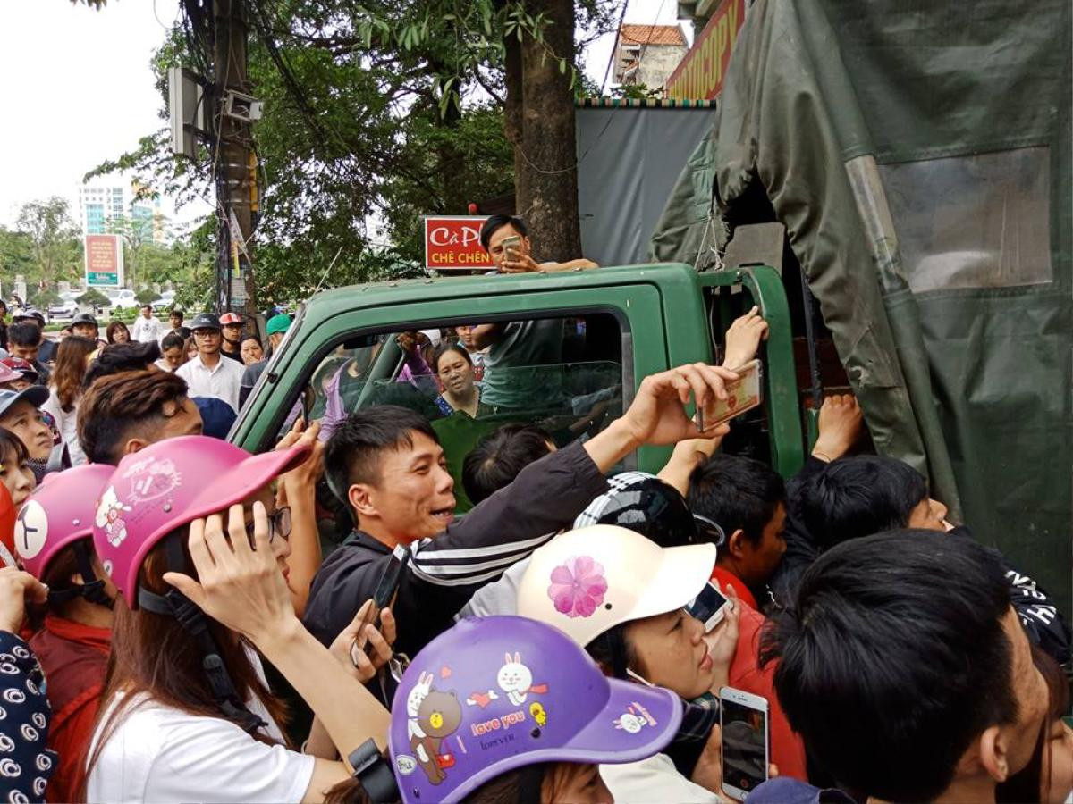 Hàng trăm người dân vây kín xem công an khám xét trụ sở nghi tụ điểm 'Hội Thánh Đức Chúa Trời' Ảnh 5