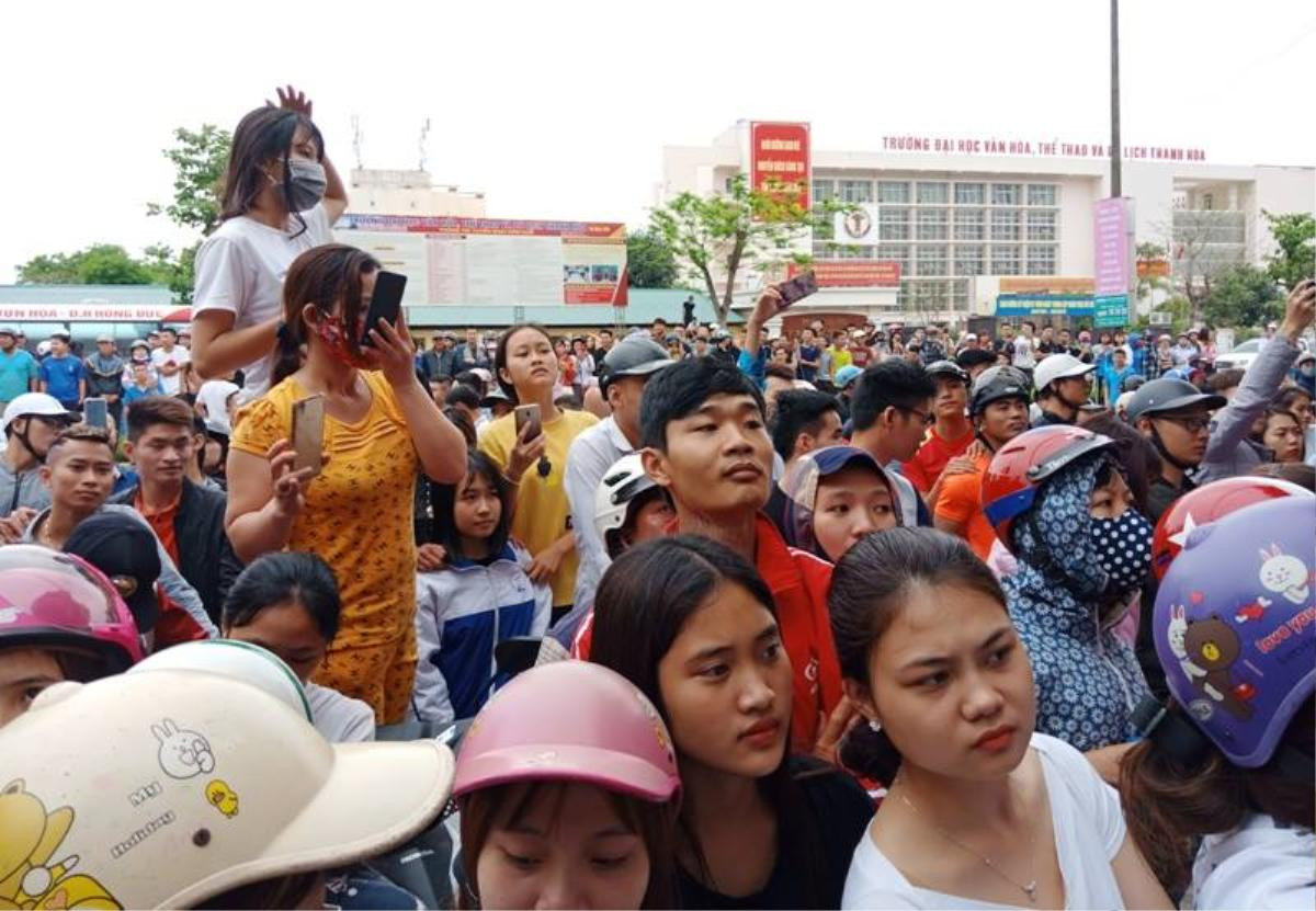 Hàng trăm người dân vây kín xem công an khám xét trụ sở nghi tụ điểm 'Hội Thánh Đức Chúa Trời' Ảnh 3