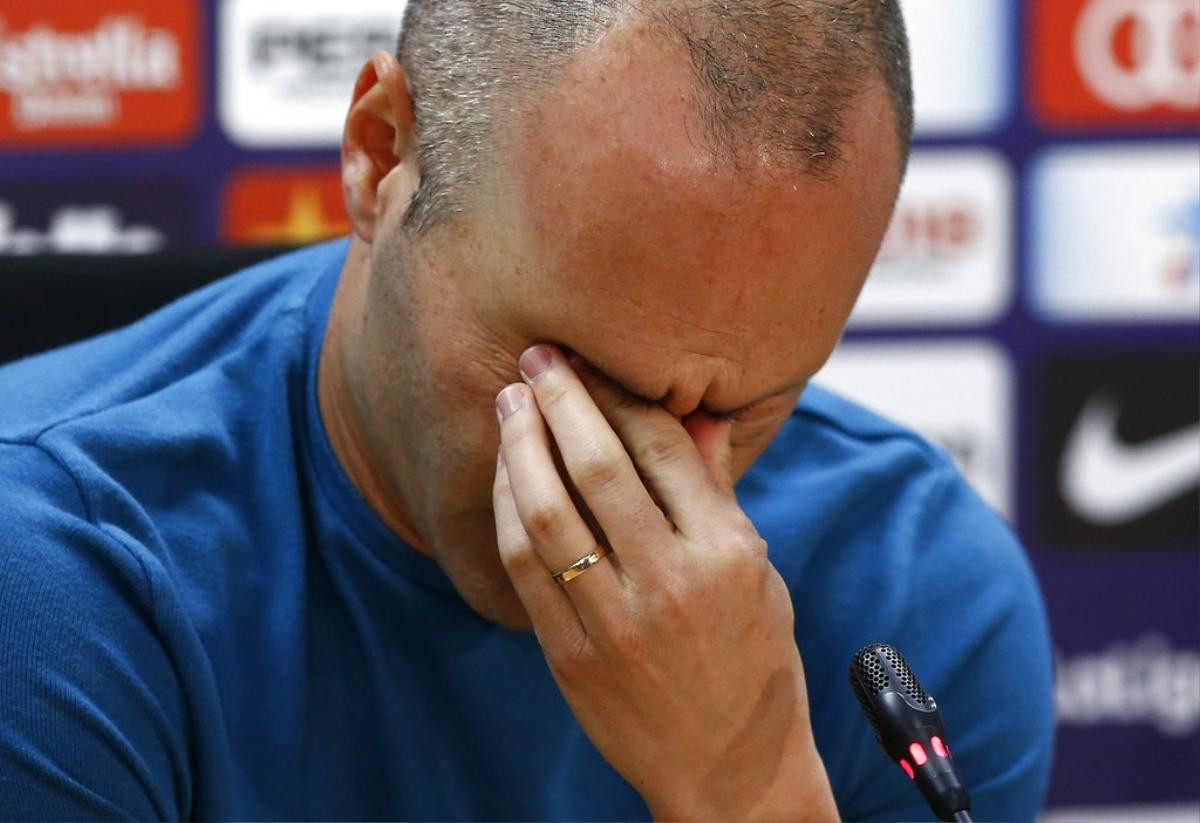 Tiền vệ Iniesta nức nở trong ngày tuyên bố chia tay Barcelona Ảnh 3