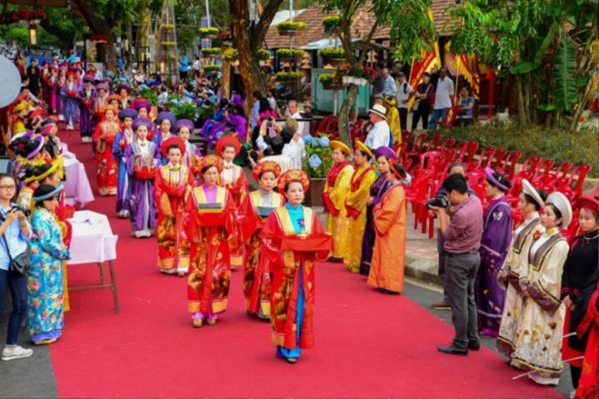 Hàng trăm nghệ nhân tranh thêu tham dự lễ hội 'Sắc hoa- nơi gặp gỡ của những giấc mơ' Ảnh 3