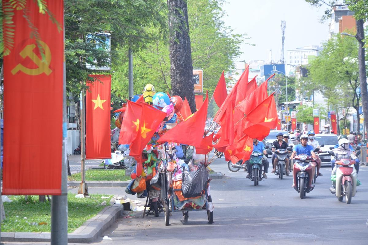 Hà Nội - Sài Gòn rợp màu cờ đỏ sao vàng mừng ngày 30/4 Ảnh 14