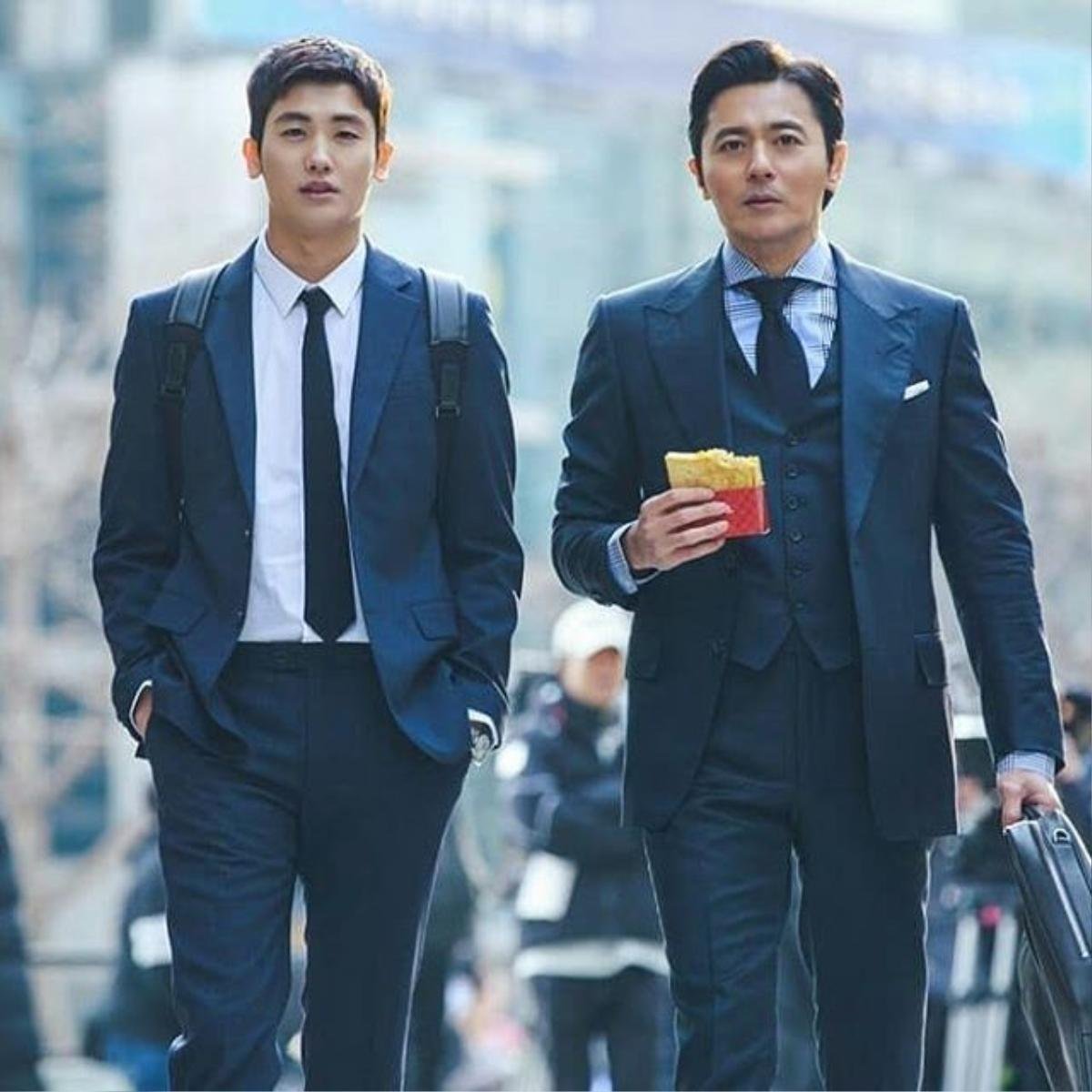 Yêu 'chị đẹp' thì cứ để Jung Hae In lo còn Park Hyung Sik yên tâm mặc suits và đấu trí Ảnh 6