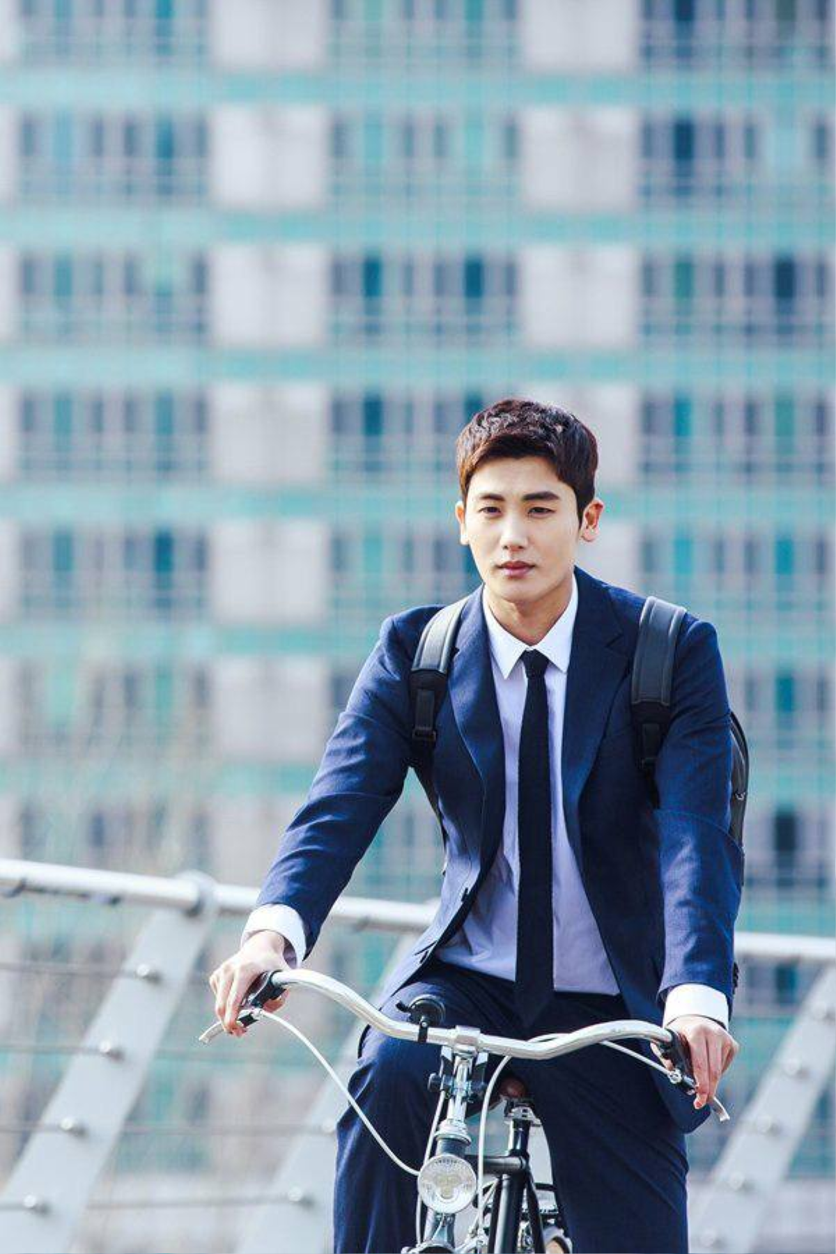 Yêu 'chị đẹp' thì cứ để Jung Hae In lo còn Park Hyung Sik yên tâm mặc suits và đấu trí Ảnh 3