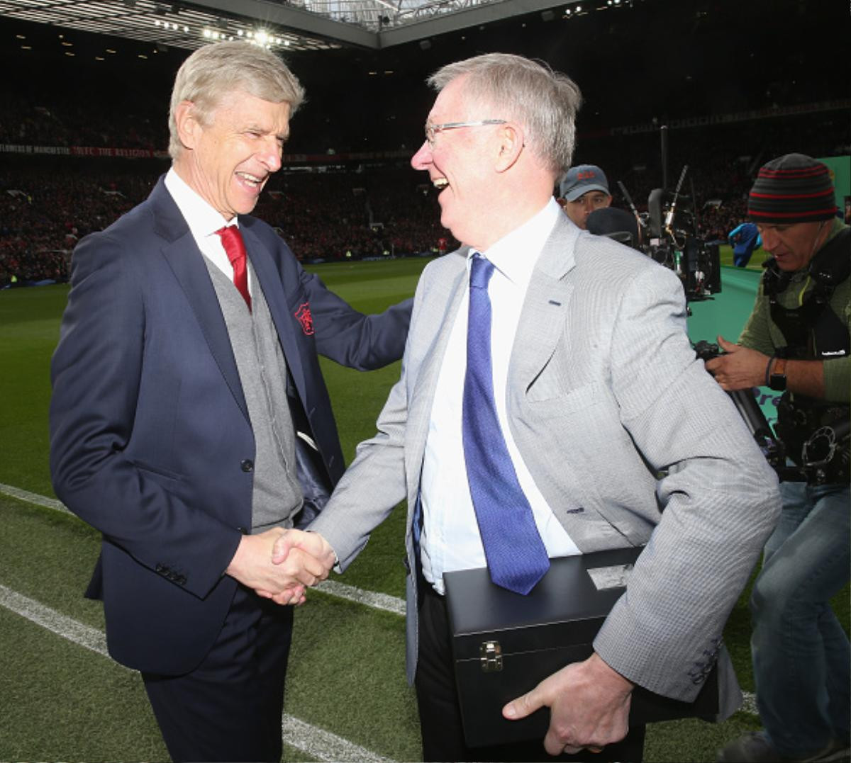 Arsene Wenger nhận món quà bất ngờ từ Alex Ferguson Ảnh 1