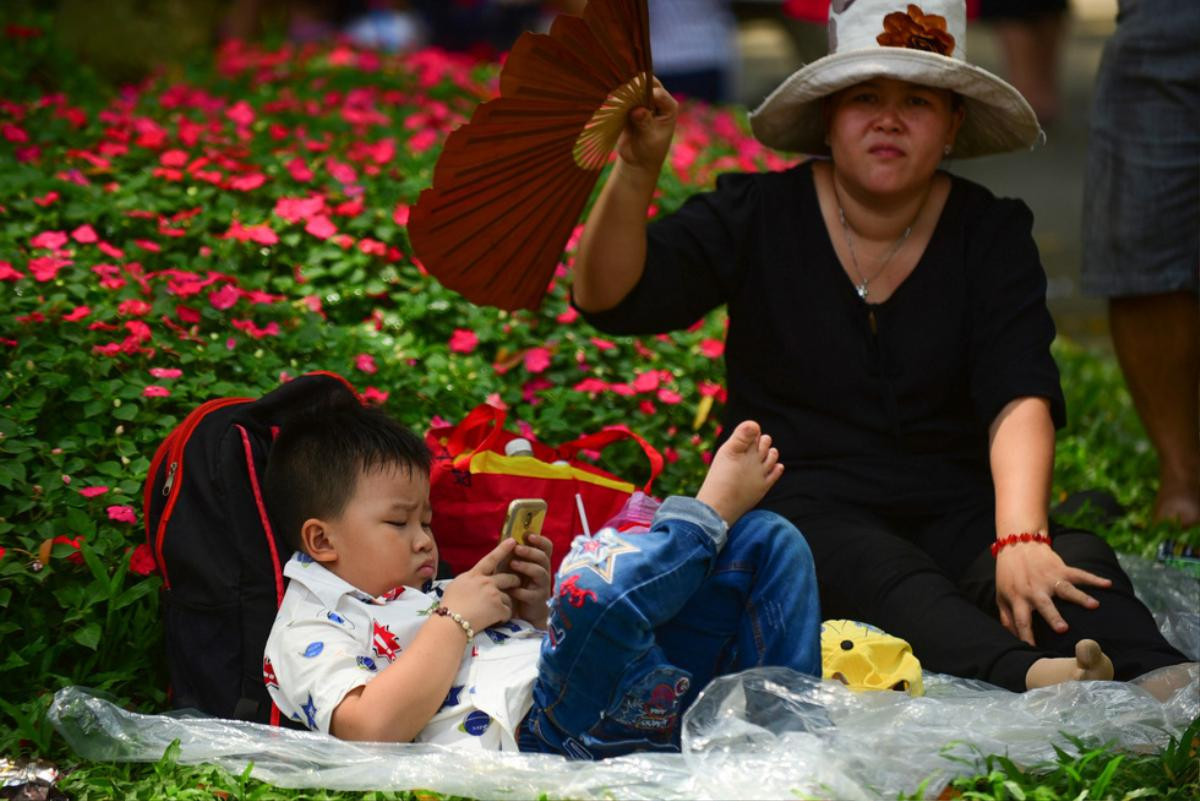 Dòng người ken đặc, chen chúc nhau tại bãi biển và công viên trong kỳ nghỉ lễ 30/4 Ảnh 12