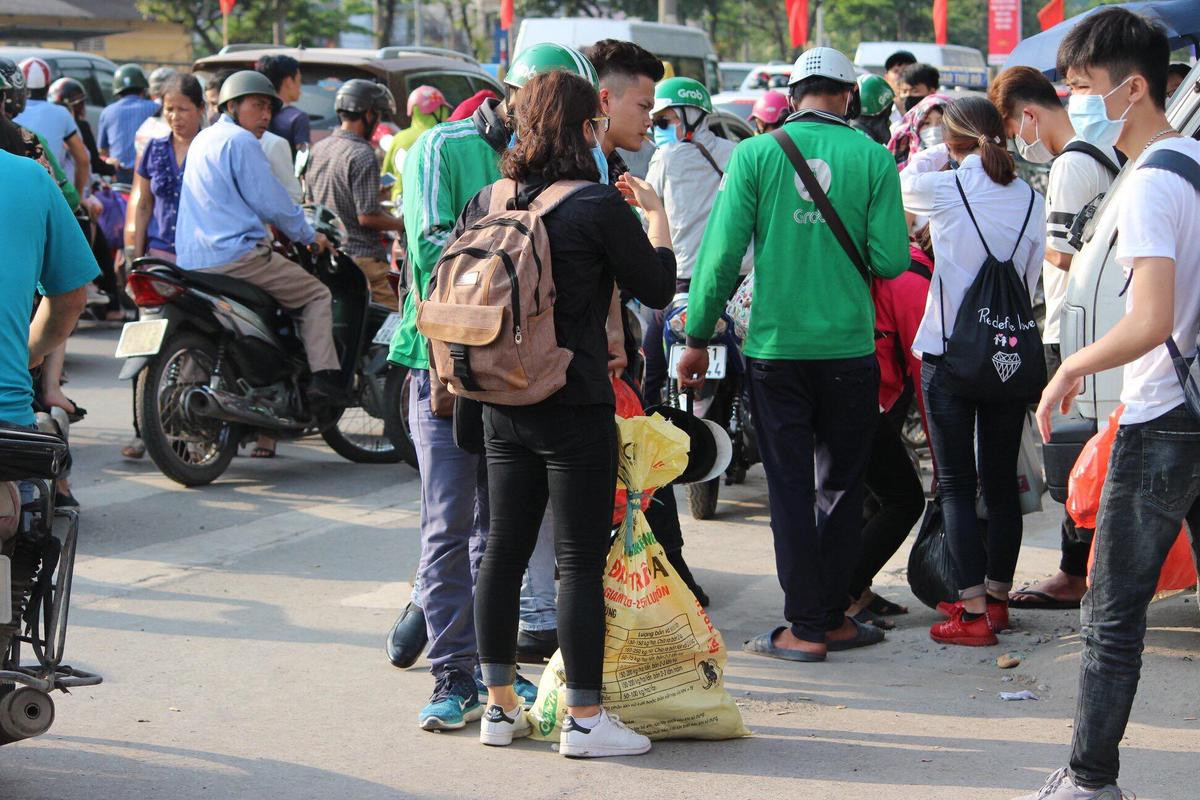 Bến xe, đường phố 'thất thủ' khi người dân ùn ùn trở lại trong ngày nghỉ lễ cuối cùng Ảnh 12