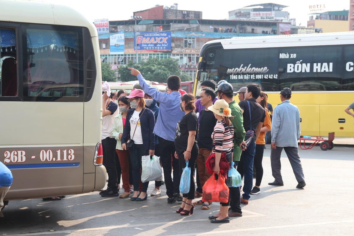 Bến xe, đường phố 'thất thủ' khi người dân ùn ùn trở lại trong ngày nghỉ lễ cuối cùng Ảnh 6