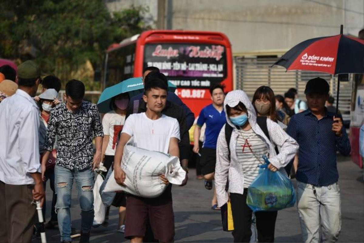 Bến xe, đường phố 'thất thủ' khi người dân ùn ùn trở lại trong ngày nghỉ lễ cuối cùng Ảnh 7