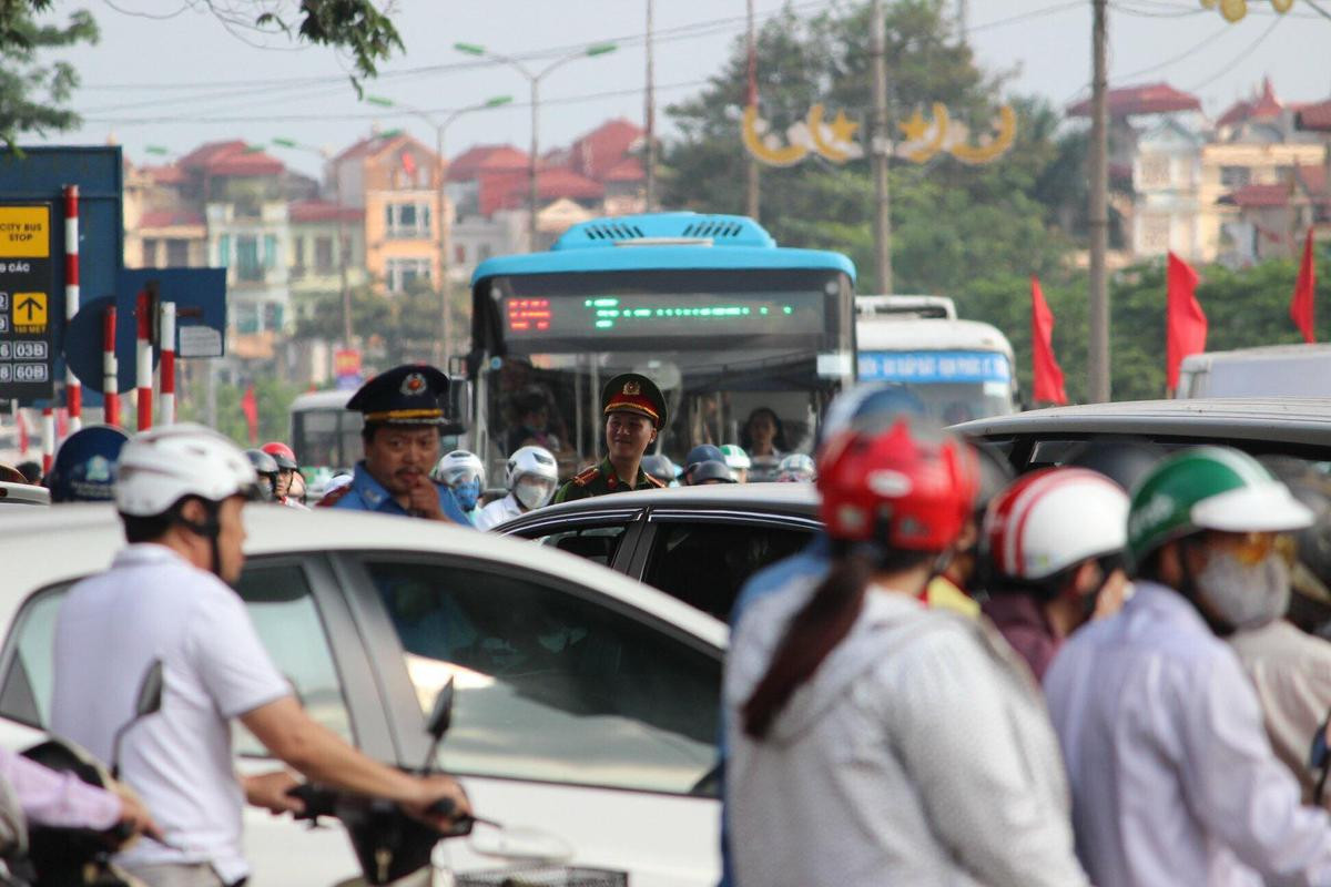 Bến xe, đường phố 'thất thủ' khi người dân ùn ùn trở lại trong ngày nghỉ lễ cuối cùng Ảnh 11