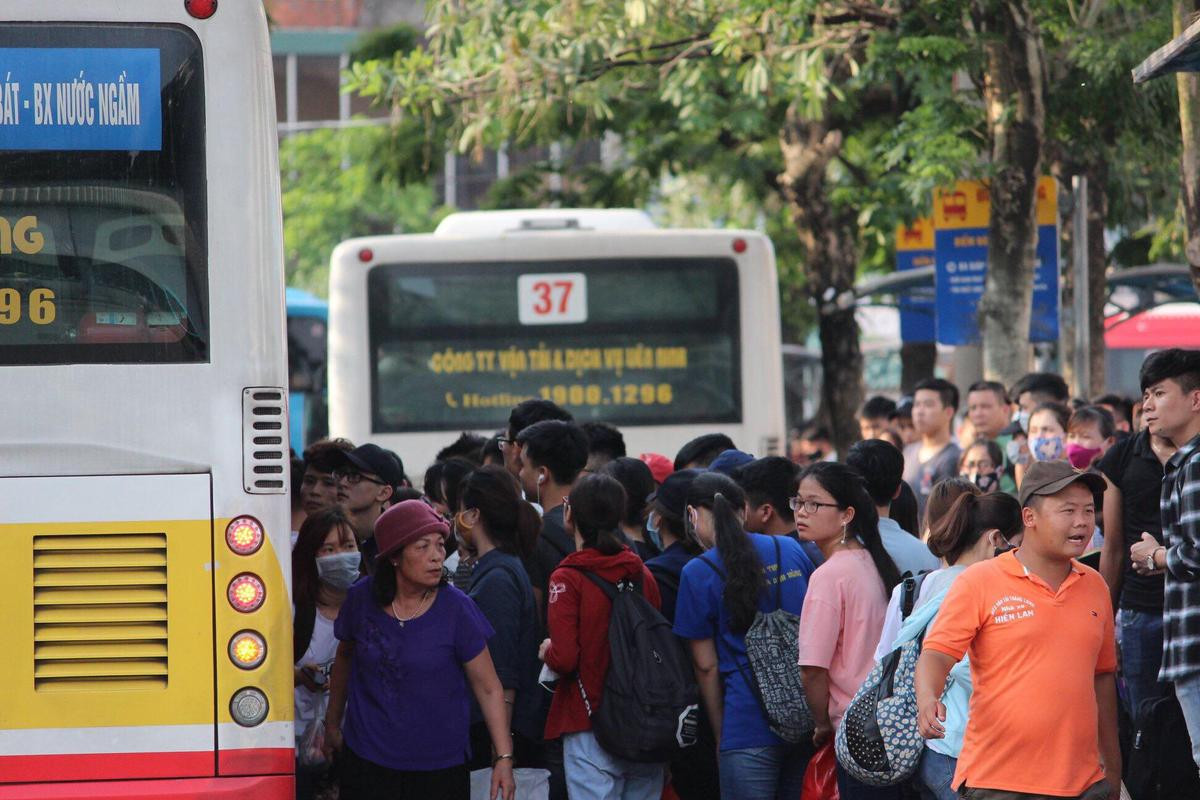 Bến xe, đường phố 'thất thủ' khi người dân ùn ùn trở lại trong ngày nghỉ lễ cuối cùng Ảnh 9