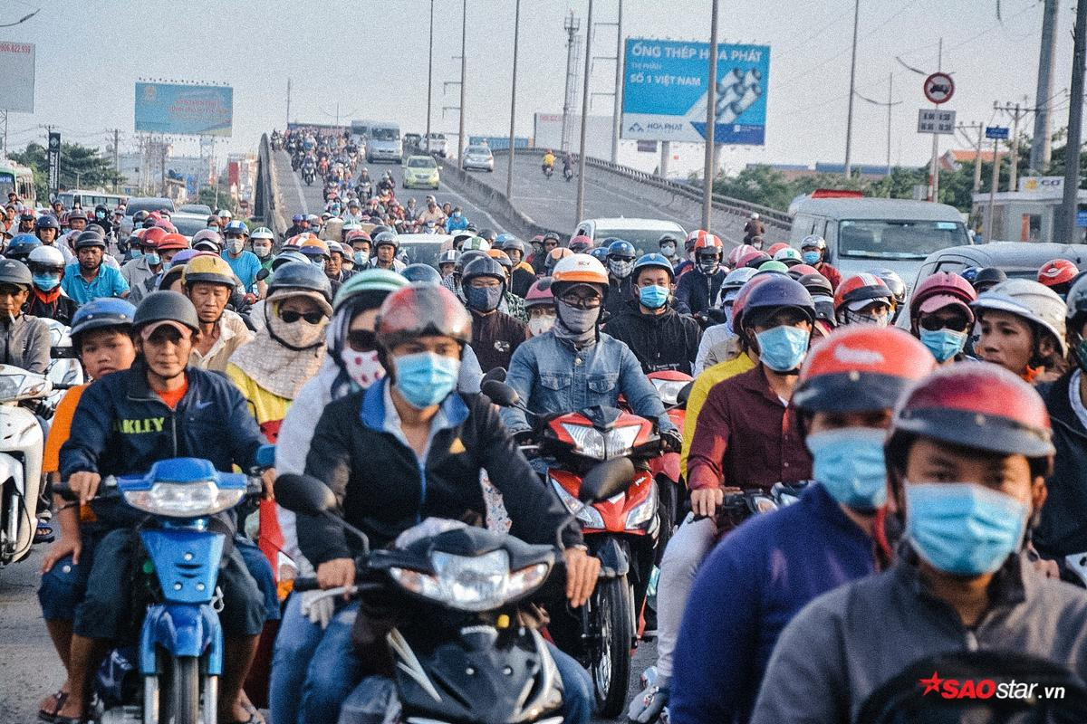 Đội nắng 40 độ, người Sài Gòn vật vã kéo về thành phố sau kì nghỉ lễ dài ngày Ảnh 3