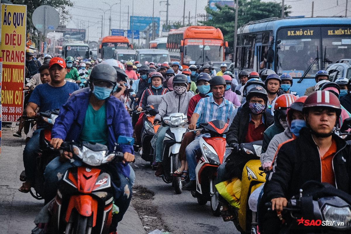 Đội nắng 40 độ, người Sài Gòn vật vã kéo về thành phố sau kì nghỉ lễ dài ngày Ảnh 5