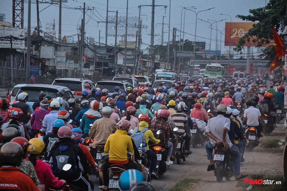 Đội nắng 40 độ, người Sài Gòn vật vã kéo về thành phố sau kì nghỉ lễ dài ngày Ảnh 4