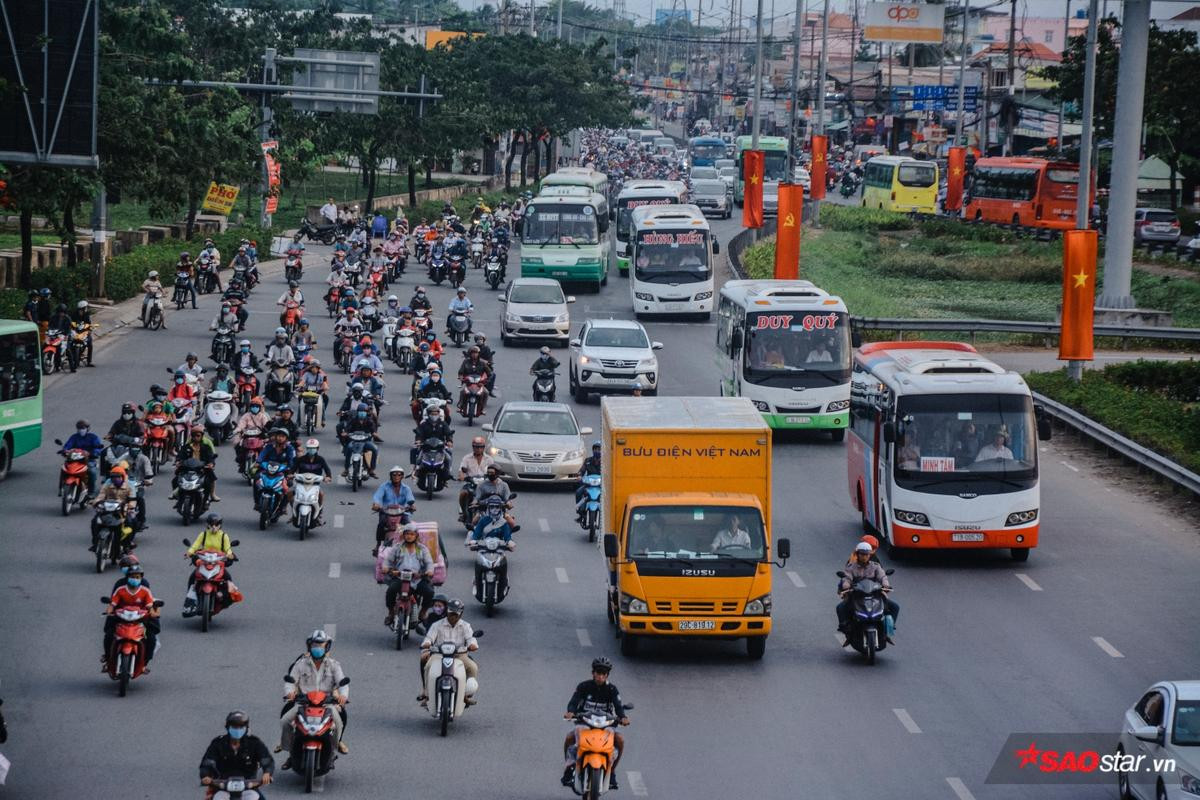 Đội nắng 40 độ, người Sài Gòn vật vã kéo về thành phố sau kì nghỉ lễ dài ngày Ảnh 10