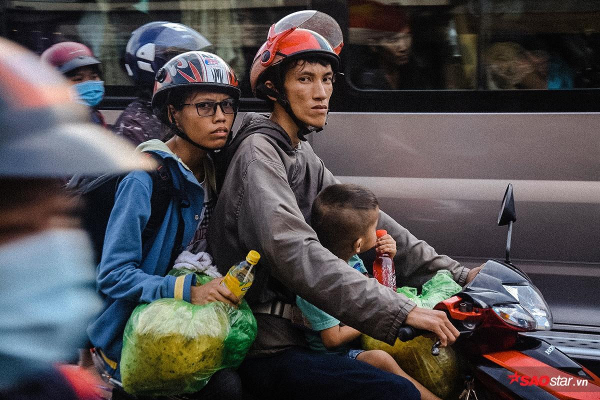 Đội nắng 40 độ, người Sài Gòn vật vã kéo về thành phố sau kì nghỉ lễ dài ngày Ảnh 6