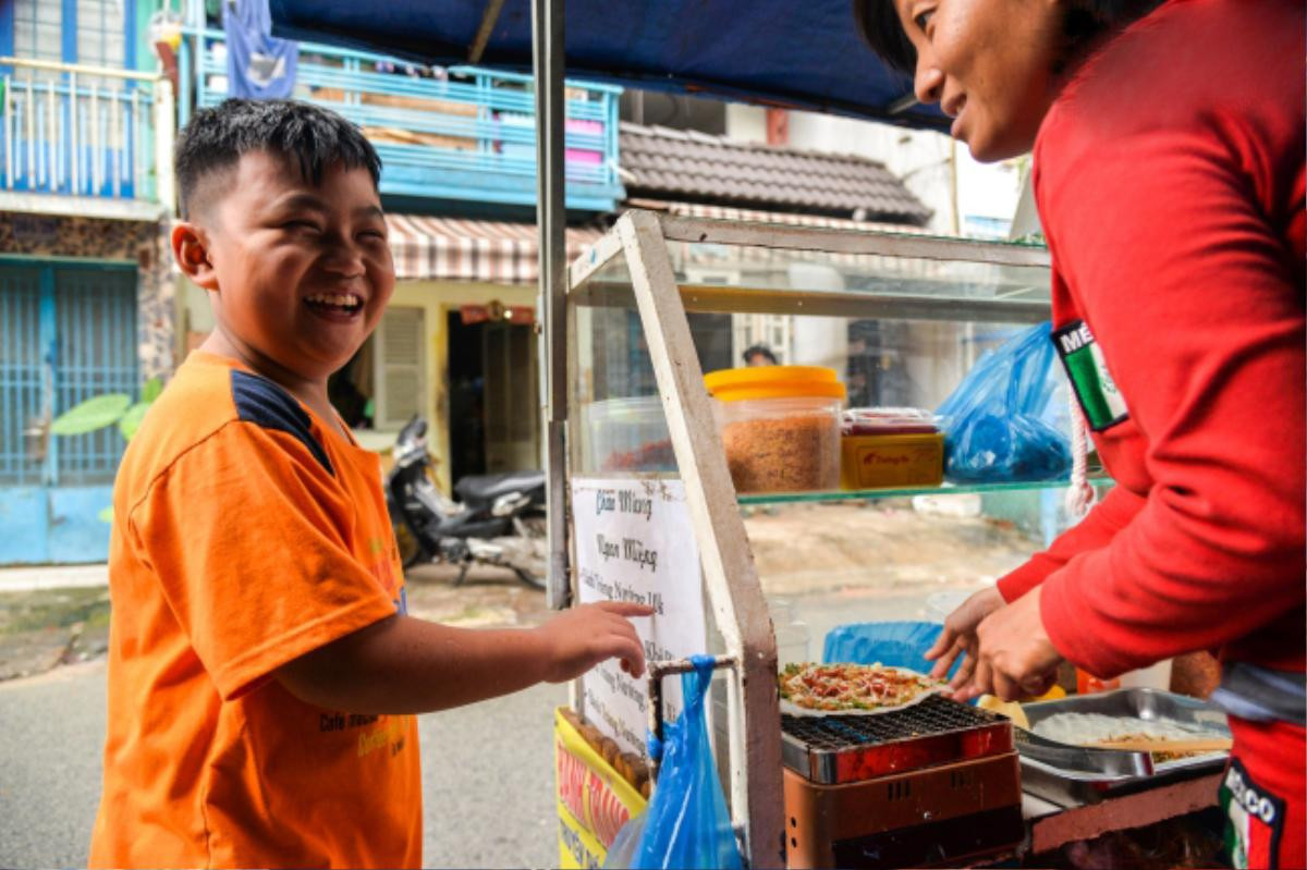 Sài Gòn vô cùng dễ thương với chiếc xe bánh tráng của đôi vợ chồng câm điếc Ảnh 4