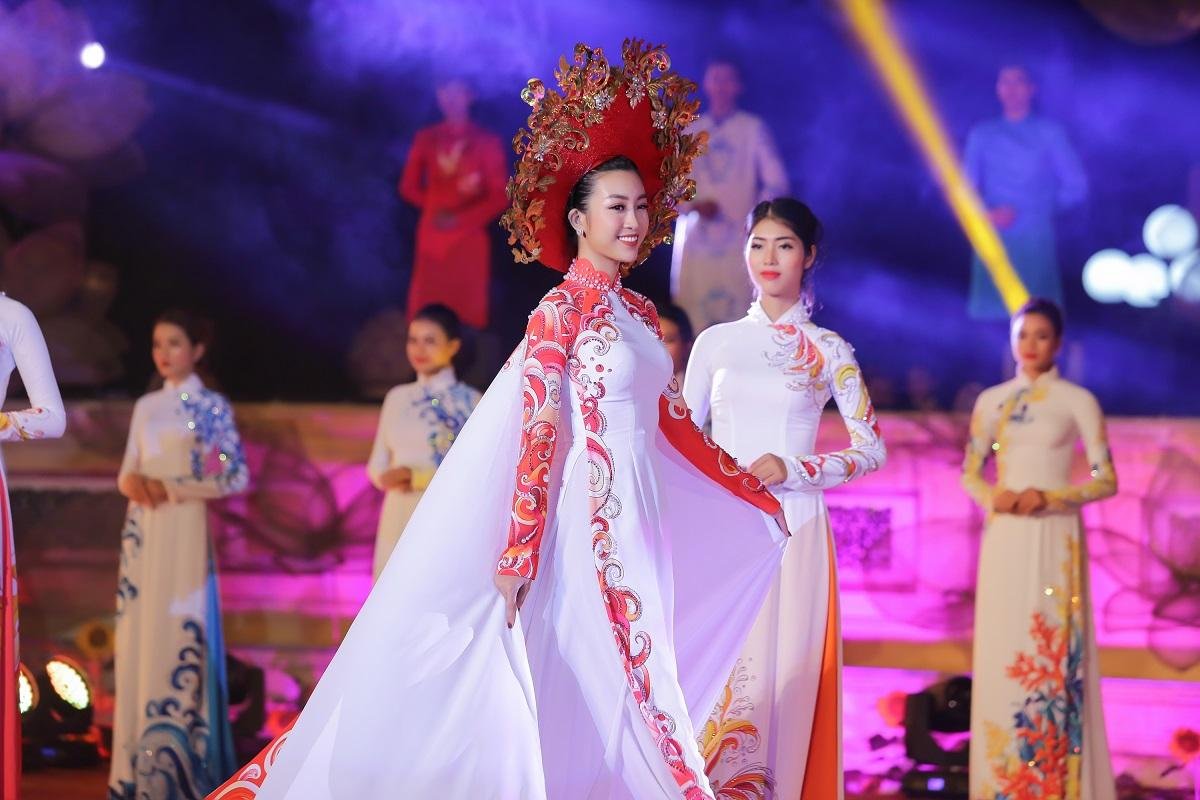 Đỗ Mỹ Linh diện áo dài 5 mét làm vedette giữa dàn chân dài tại Festival Huế 2018 Ảnh 4