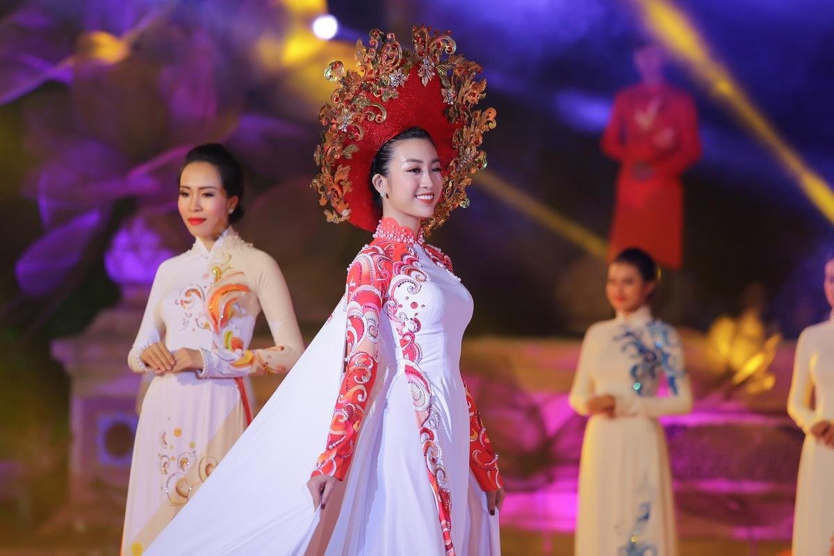 Đỗ Mỹ Linh diện áo dài 5 mét làm vedette giữa dàn chân dài tại Festival Huế 2018 Ảnh 3