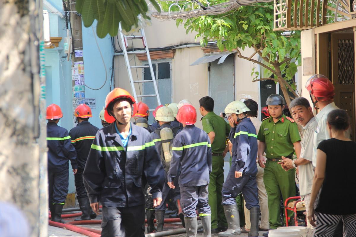 Cháy căn nhà trong hẻm khói đen bốc cao hàng chục mét, người dân một phen hỗn loạn Ảnh 2