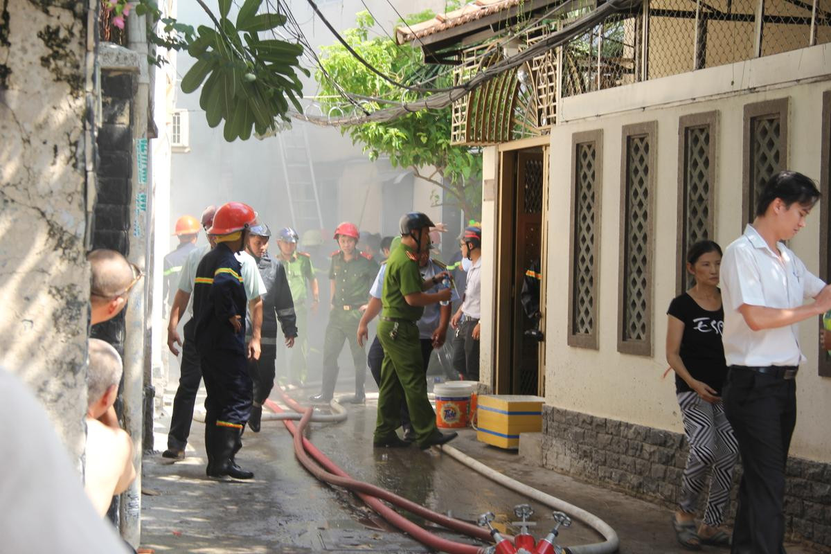 Cháy căn nhà trong hẻm khói đen bốc cao hàng chục mét, người dân một phen hỗn loạn Ảnh 1