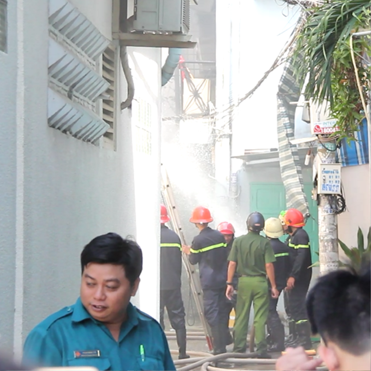 Cháy căn nhà trong hẻm khói đen bốc cao hàng chục mét, người dân một phen hỗn loạn Ảnh 3