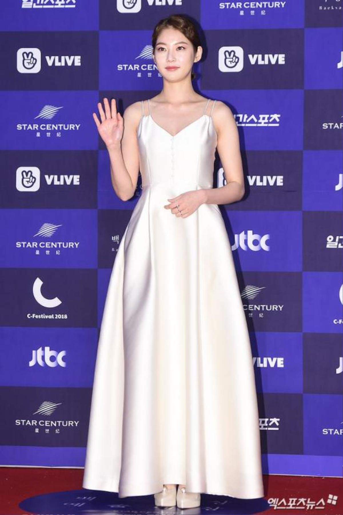 Thảm đỏ Baeksang 2018: Suzy tỏa sáng cùng Park Bo Gum cho đến khi Seolhyun và Nana xuất hiện Ảnh 13