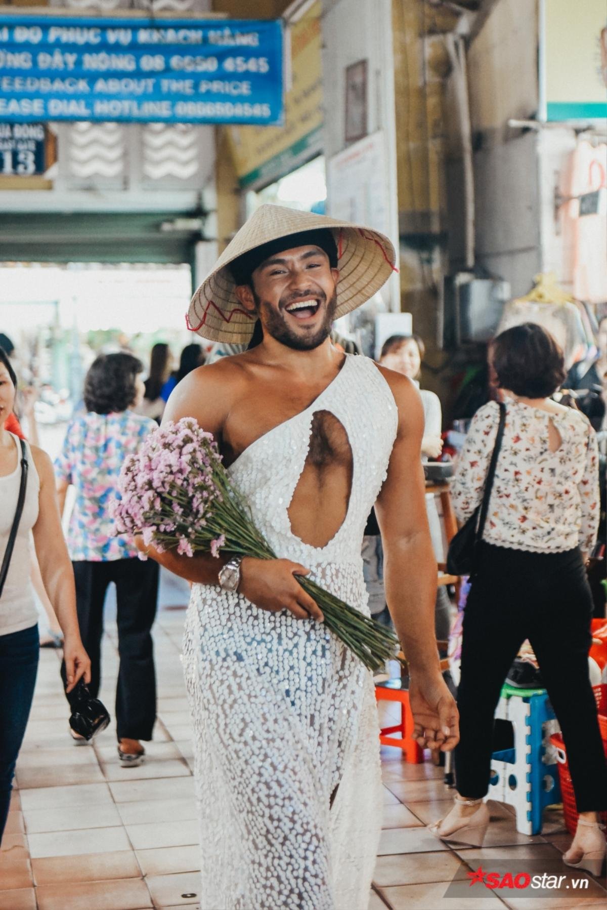 Ái Phương thốt lên khi xem màn catwalk ở chợ Bến Thành của Sinon Loresca: 'Trời ơi dễ thương quá!' Ảnh 5