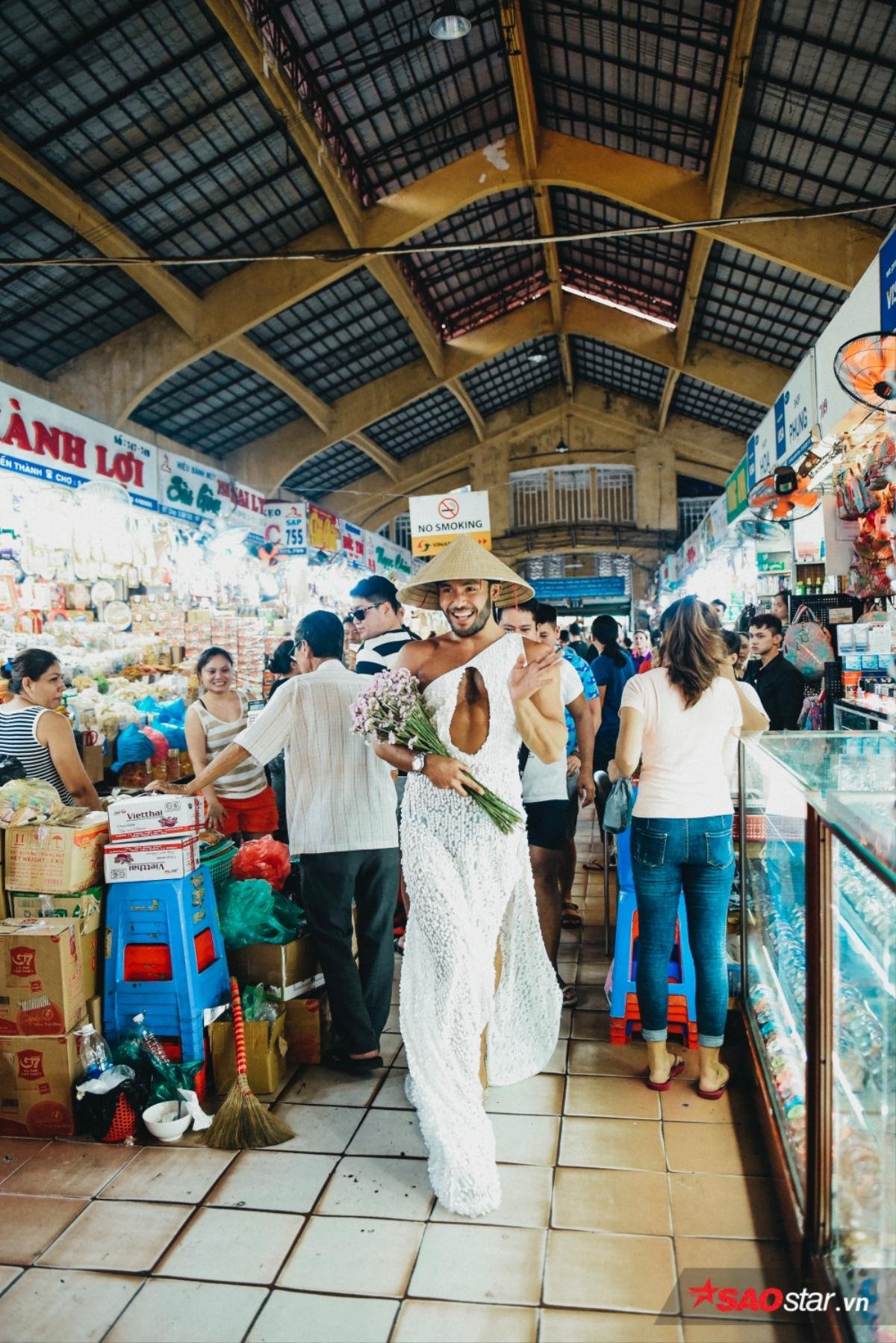 Ái Phương thốt lên khi xem màn catwalk ở chợ Bến Thành của Sinon Loresca: 'Trời ơi dễ thương quá!' Ảnh 7