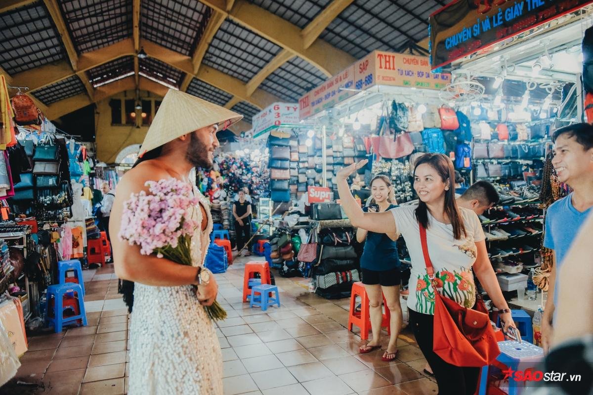 Ái Phương thốt lên khi xem màn catwalk ở chợ Bến Thành của Sinon Loresca: 'Trời ơi dễ thương quá!' Ảnh 12