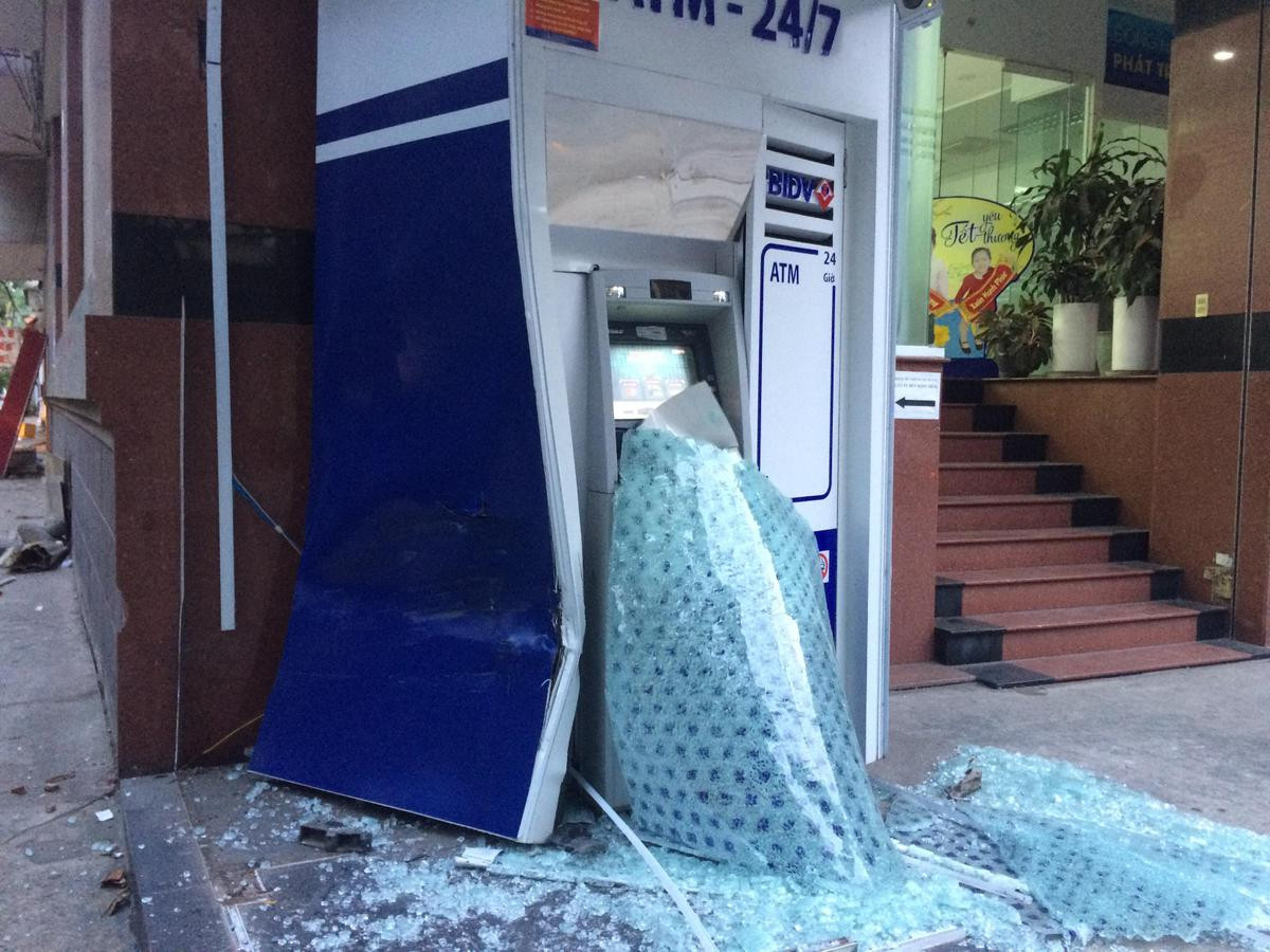 Ô tô mất lái đâm nát trụ ATM của ngân hàng BIDV Ảnh 2