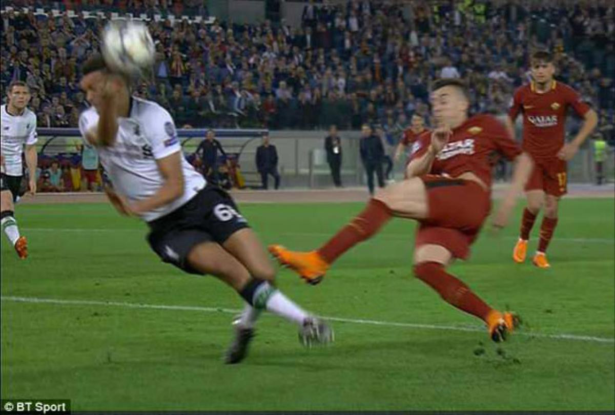 Clip: Liverpool thoát chết như thế nào nhờ trọng tài 'cướp' quả penalty của Roma Ảnh 1