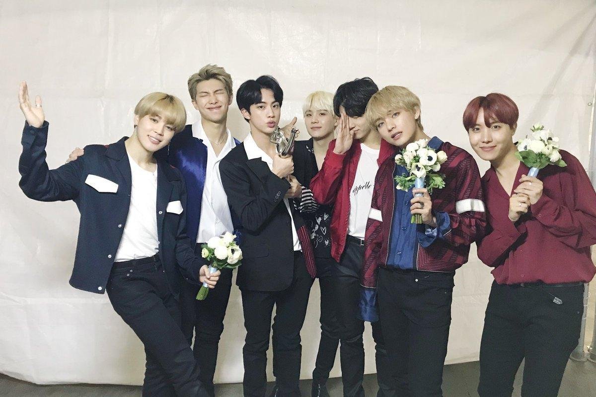 Vừa xác nhận biểu diễn tại BBMAs, BTS tiếp tục khuấy đảo lễ trao giải Tây Ban Nha Ảnh 1