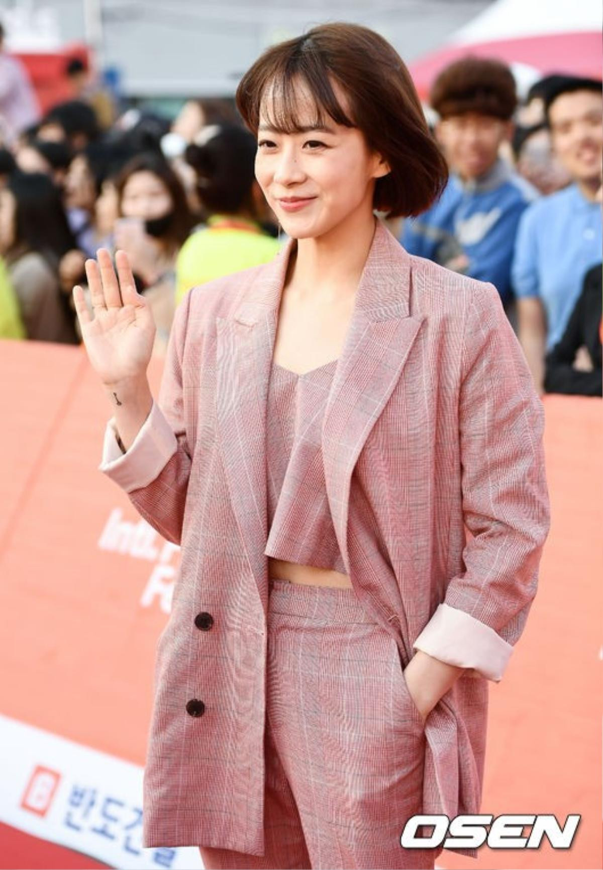 'Nàng cỏ' Goo Hye Sun đại náo thảm đỏ, đọ sắc cùng Nam Gyuri, Chae Soo Bin tại LHP quốc tế Jeonju Ảnh 11