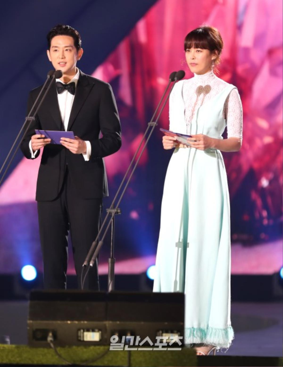 Vắng mặt thảm đỏ, Gong Yoo, Bi Rain, Go Ara cùng L bất ngờ xuất hiện 'hoạt náo' sân khấu Baeksang 2018 Ảnh 21