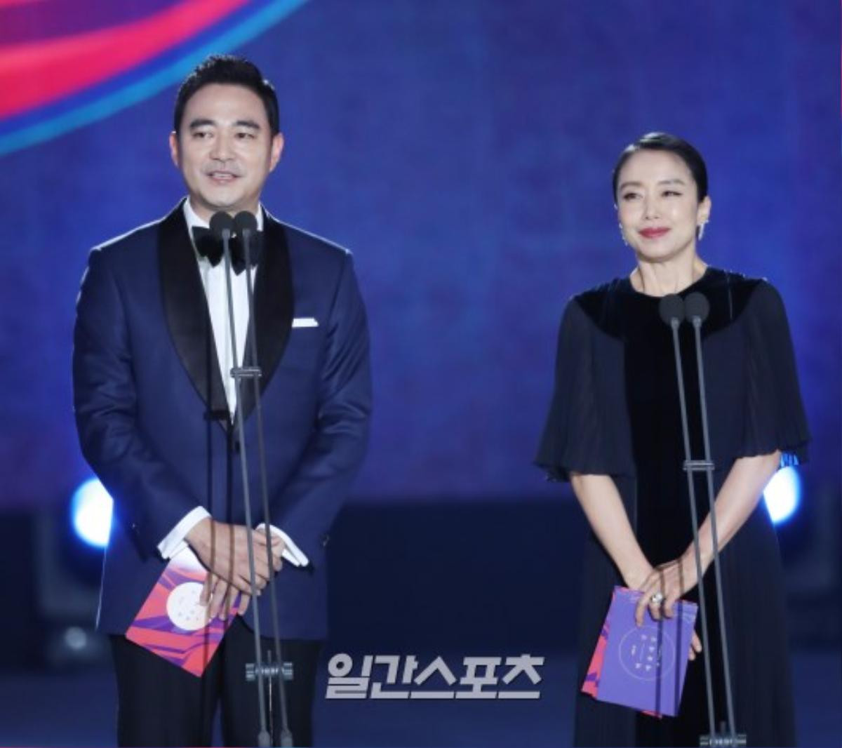 Vắng mặt thảm đỏ, Gong Yoo, Bi Rain, Go Ara cùng L bất ngờ xuất hiện 'hoạt náo' sân khấu Baeksang 2018 Ảnh 25