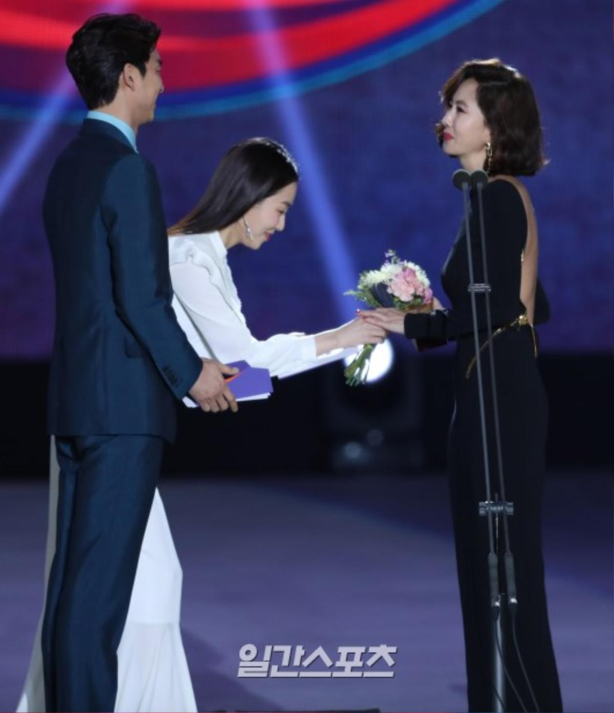 Vắng mặt thảm đỏ, Gong Yoo, Bi Rain, Go Ara cùng L bất ngờ xuất hiện 'hoạt náo' sân khấu Baeksang 2018 Ảnh 9