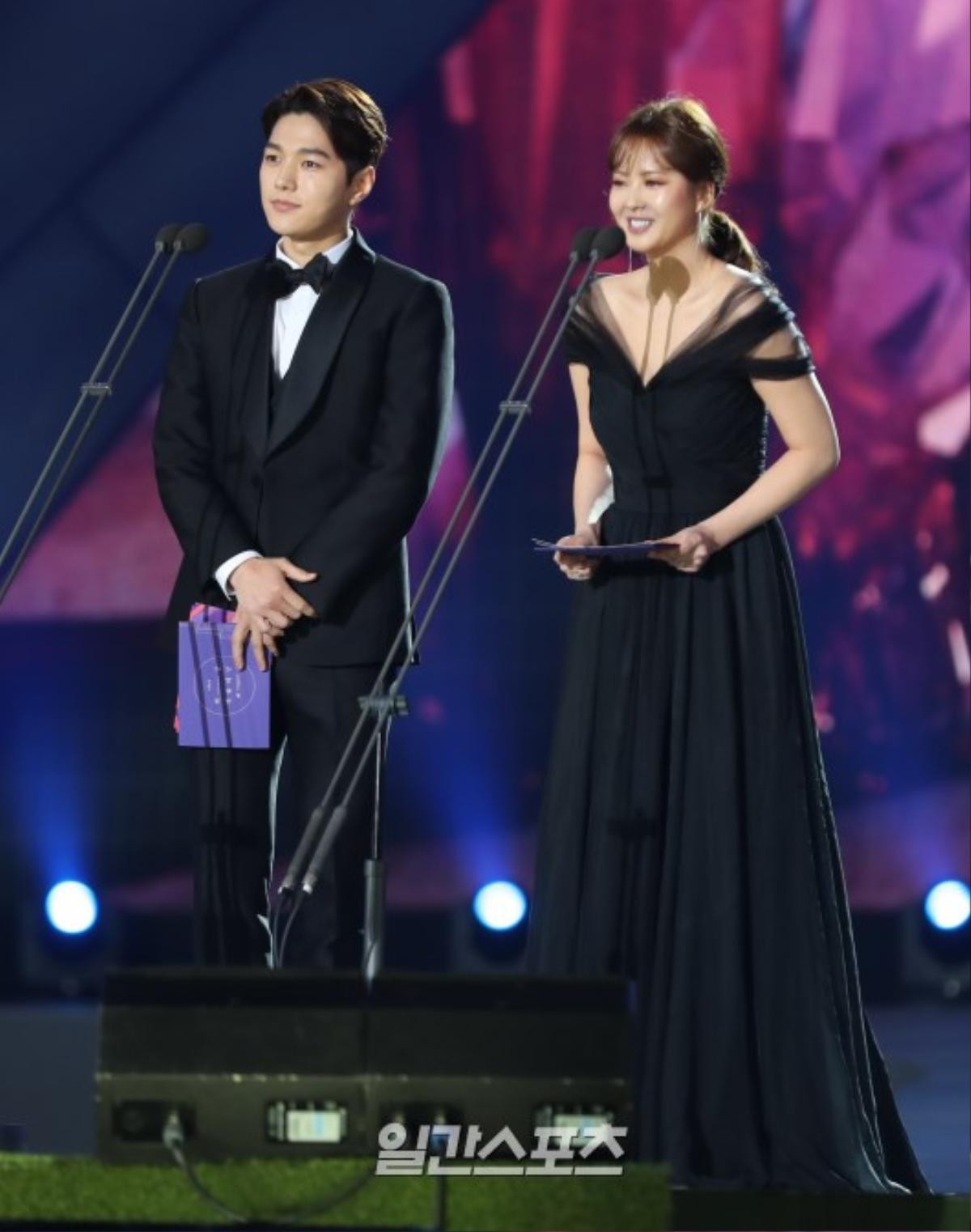 Vắng mặt thảm đỏ, Gong Yoo, Bi Rain, Go Ara cùng L bất ngờ xuất hiện 'hoạt náo' sân khấu Baeksang 2018 Ảnh 14