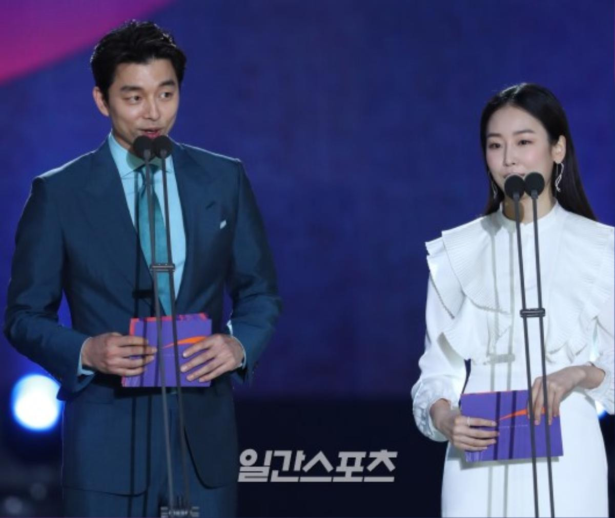 Vắng mặt thảm đỏ, Gong Yoo, Bi Rain, Go Ara cùng L bất ngờ xuất hiện 'hoạt náo' sân khấu Baeksang 2018 Ảnh 4