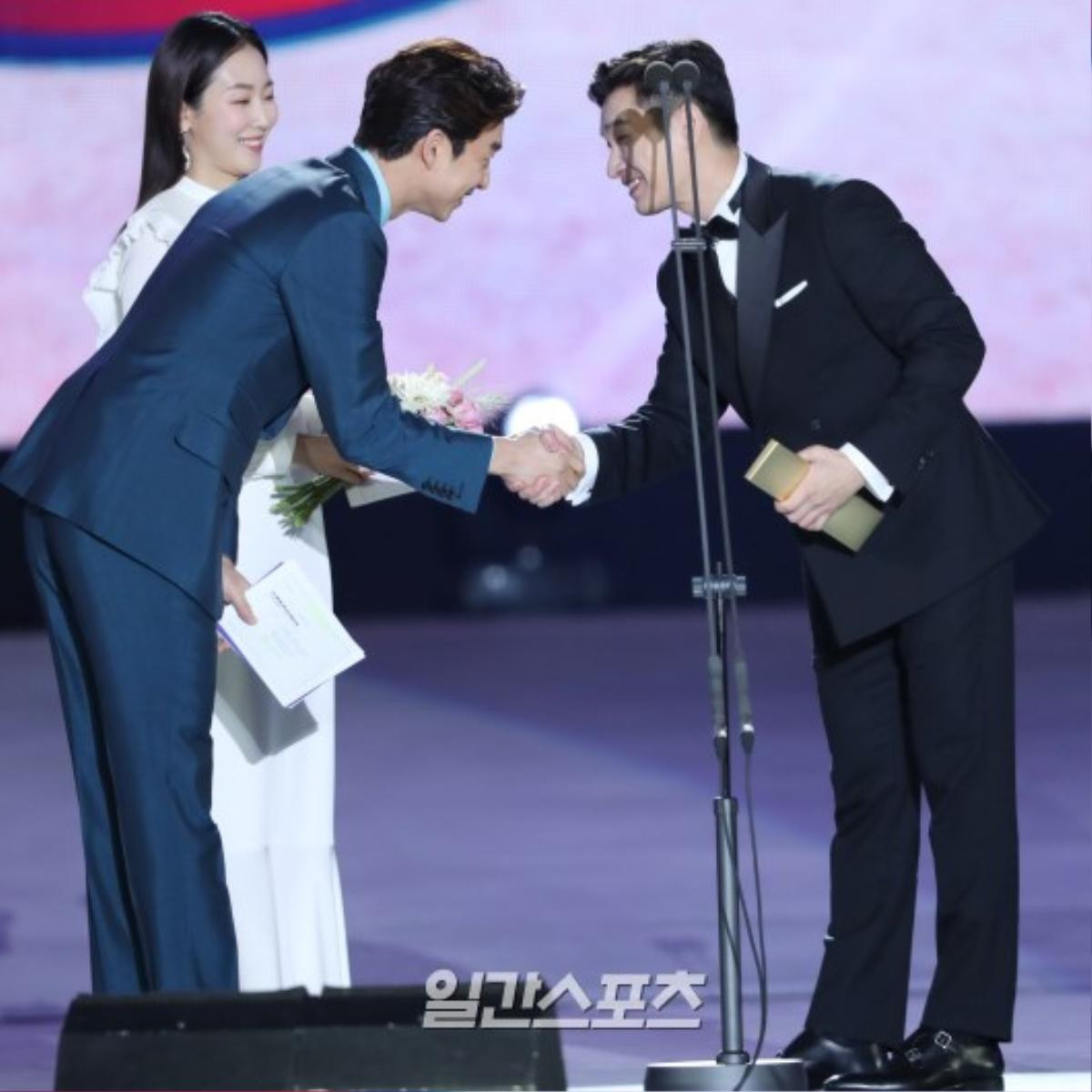 Vắng mặt thảm đỏ, Gong Yoo, Bi Rain, Go Ara cùng L bất ngờ xuất hiện 'hoạt náo' sân khấu Baeksang 2018 Ảnh 7