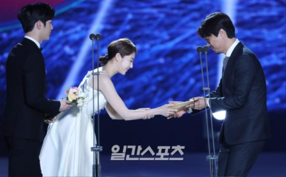 Vắng mặt thảm đỏ, Gong Yoo, Bi Rain, Go Ara cùng L bất ngờ xuất hiện 'hoạt náo' sân khấu Baeksang 2018 Ảnh 24