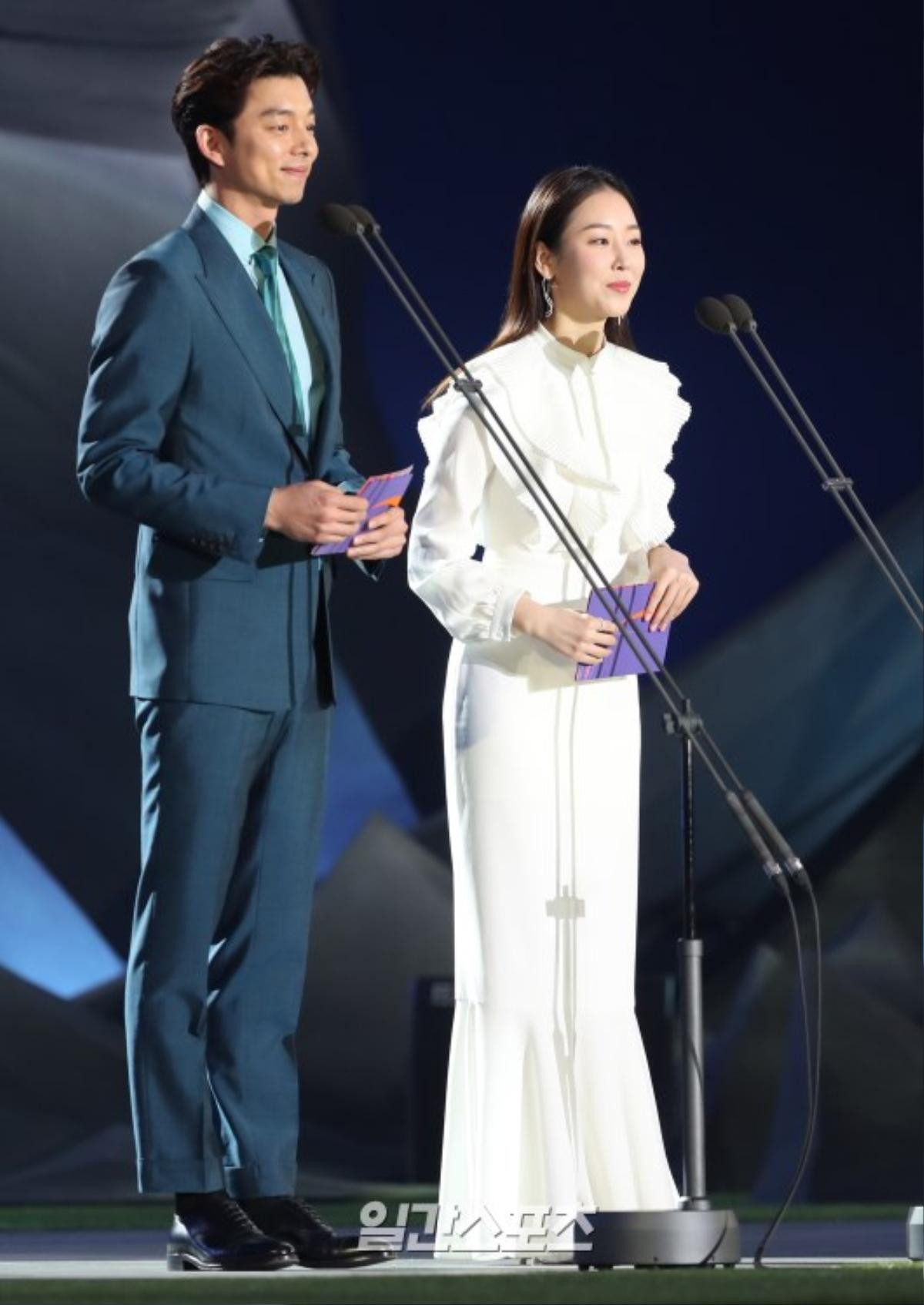 Vắng mặt thảm đỏ, Gong Yoo, Bi Rain, Go Ara cùng L bất ngờ xuất hiện 'hoạt náo' sân khấu Baeksang 2018 Ảnh 5