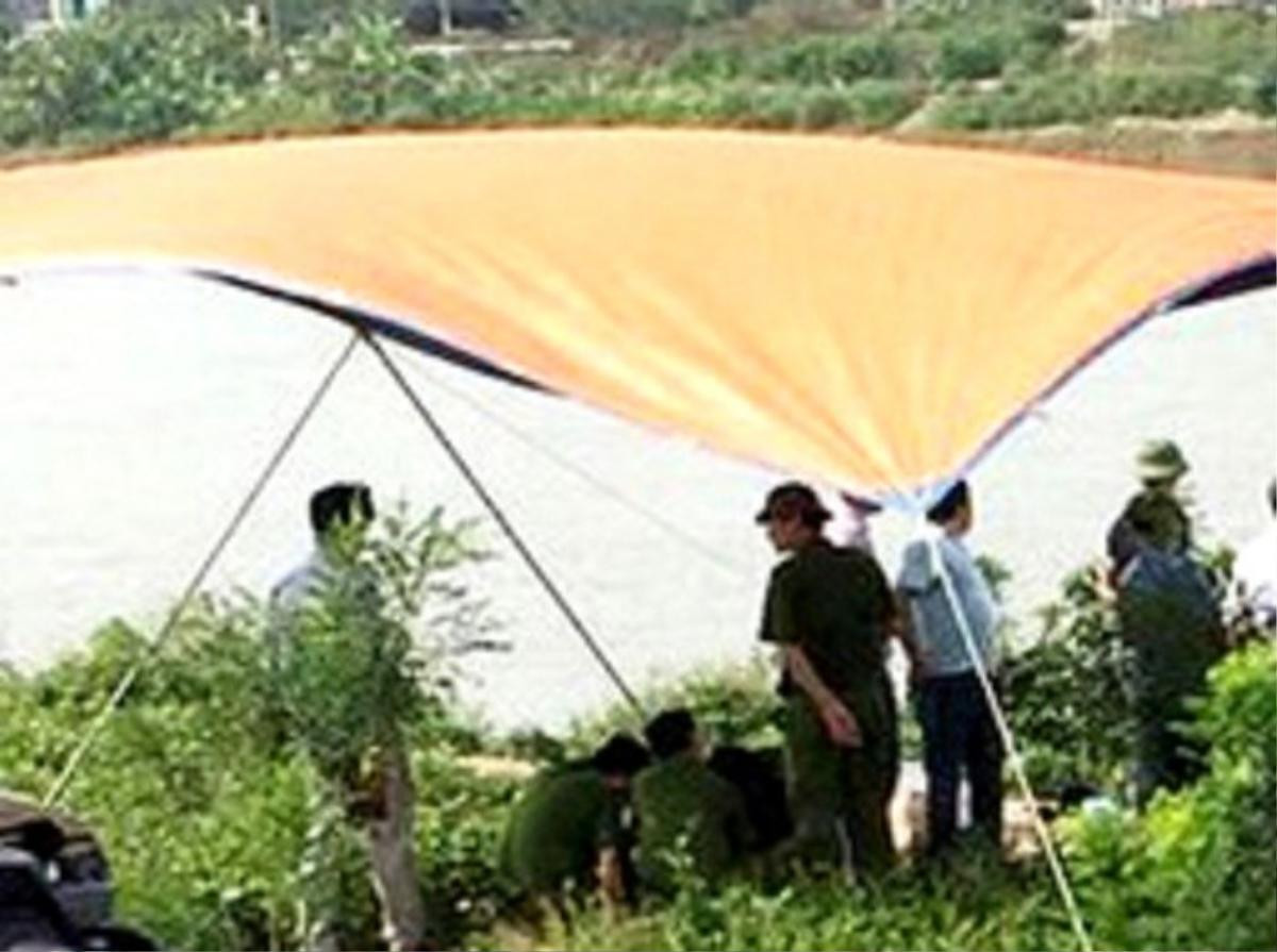 Phát hiện thi thể nam thanh niên có hình xăm trên lưng đang trôi dưới nước Ảnh 1