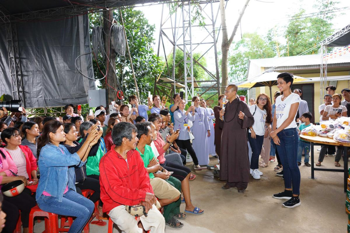 H'Hen Niê nhiệt tình quyên góp từ thiện, Hoàng Thuỳ chạy bộ cùng người dân gây quỹ hướng nghiệp Ảnh 1