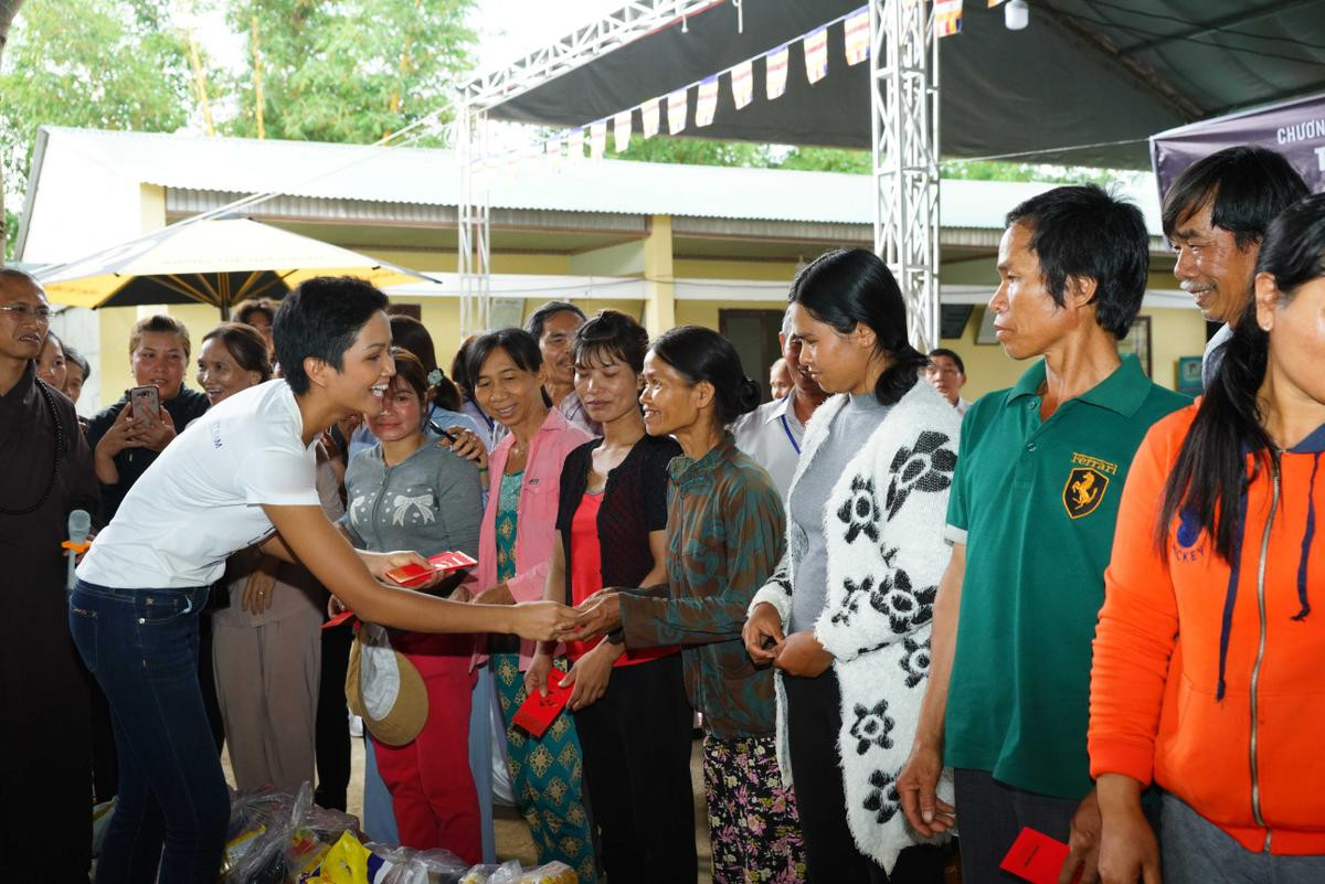 H'Hen Niê nhiệt tình quyên góp từ thiện, Hoàng Thuỳ chạy bộ cùng người dân gây quỹ hướng nghiệp Ảnh 2